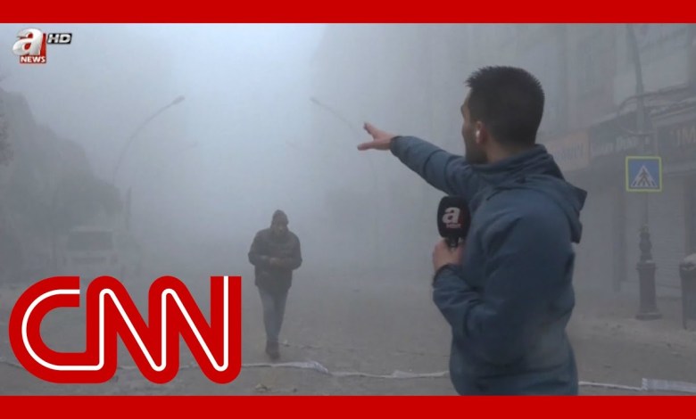 Erdbeben-Nachbeben in der Türkei im Live-Fernsehen festgehalten Erdbeben-Nachbeben in der Türkei im Live-Fernsehen festgehalten