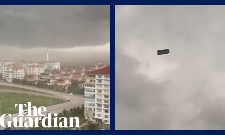 Sturmwinde lassen Sofa in Ankara über den Himmel fliegen Sturmwinde lassen Sofa in Ankara über den Himmel fliegen