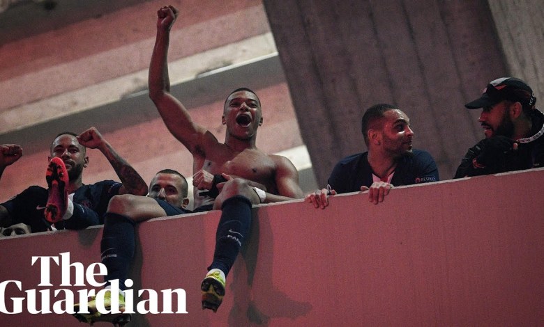 PSG-Spieler feiern mit Fans nach dem Champions-League-Sieg über Borussia Dortmund PSG-Spieler feiern mit Fans nach dem Champions-League-Sieg über Borussia Dortmund