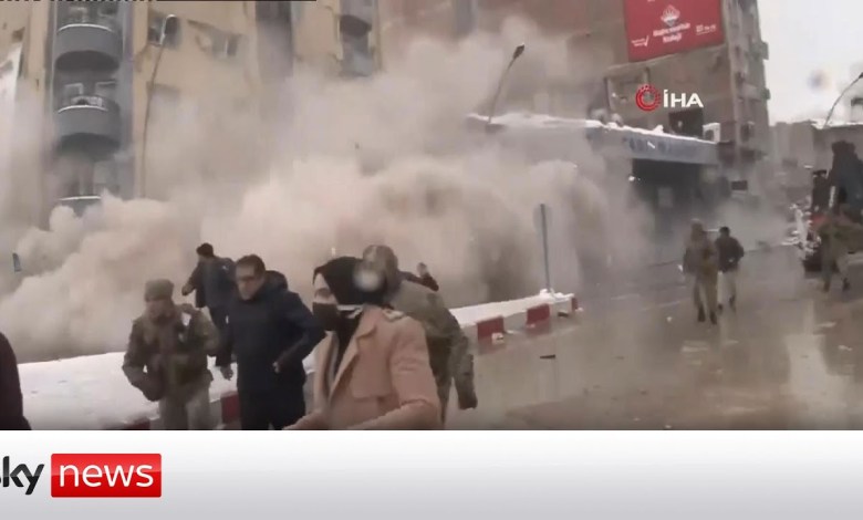 Erdbeben in der Türkei und in Syrien: Gebäude stürzen bei tödlichen Erdbeben ein Erdbeben in der Türkei und in Syrien: Gebäude stürzen bei tödlichen Erdbeben ein