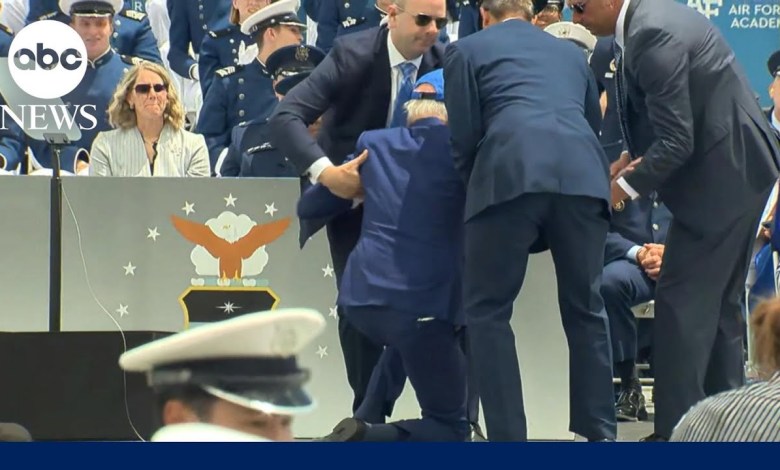 Biden stürzt bei Beginn der US Air Force Academy auf der Bühne Biden stürzt bei Beginn der US Air Force Academy auf der Bühne