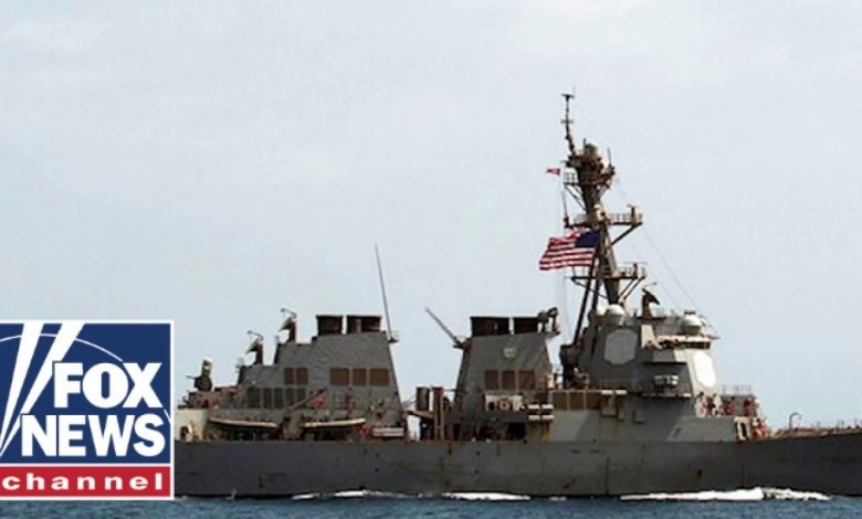 Houthis feuern ballistische Raketen auf US-Kriegsschiff ab Houthis feuern ballistische Raketen auf US-Kriegsschiff ab