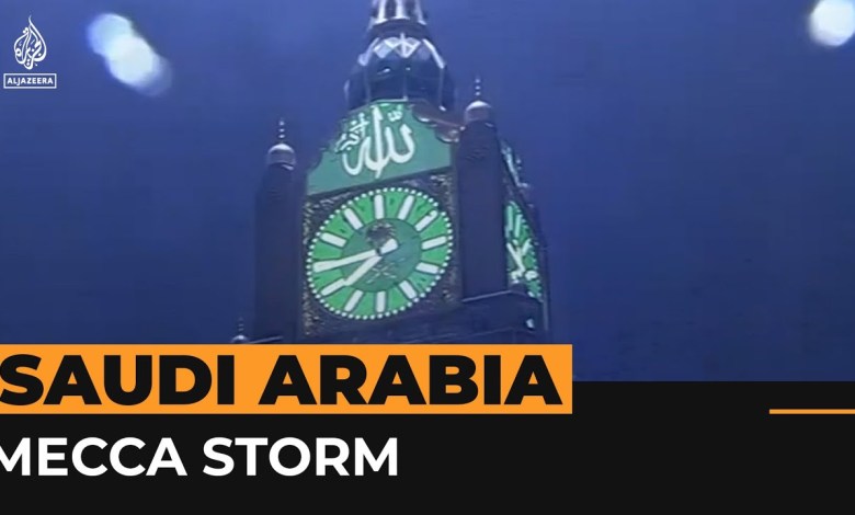 Ein Blitz schlägt in den Uhrturm von Mekka ein und ein Sturm sorgt für Chaos Ein Blitz schlägt in den Uhrturm von Mekka ein und ein Sturm sorgt für Chaos