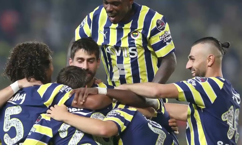 Fenerbahçe 4 – 2 Adana Demirspor Spor TOTO Super League 3. Woche Fenerbahçe 4 – 2 Adana Demirspor Spor TOTO Super League 3. Woche