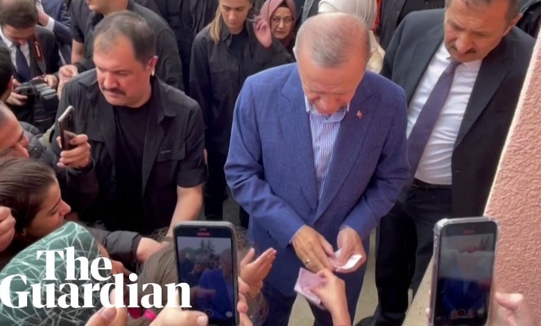 Erdoğan überreicht Anhängern vor türkischem Wahllokal Geldscheine Erdoğan überreicht Anhängern vor türkischem Wahllokal Geldscheine