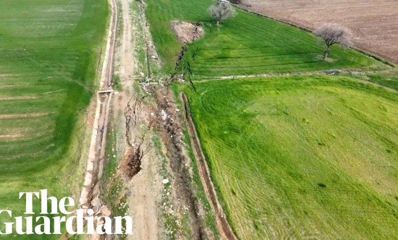 Drohnenaufnahmen zeigen große Verwerfungslinie im Süden der Türkei nach Erdbeben Drohnenaufnahmen zeigen große Verwerfungslinie im Süden der Türkei nach Erdbeben