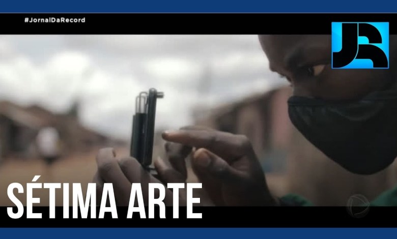 Young Nigerians make movies with their cell phones and catch the attention of a Hollywood director Young Nigerians make movies with their cell phones and catch the attention of a Hollywood director