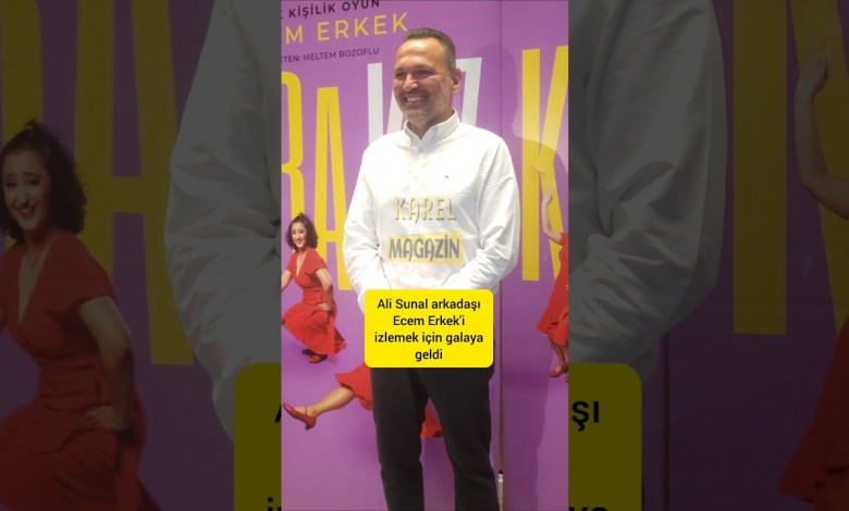 Ali Sunal arkadaşı Ecem Erkek’i tek kişilik oyununda izlemek için galaya geldi Ali Sunal arkadaşı Ecem Erkek’i tek kişilik oyununda izlemek için galaya geldi