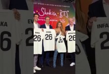 Shakira, paylaşılan karede ekibin tişörtlerini çevirtip yalnızca kendi adının görünmesini sağladı. Shakira, paylaşılan karede ekibin tişörtlerini çevirtip yalnızca kendi adının görünmesini sağladı.