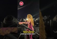 Shakira, sahneye çıkarken yere düşen kameramana müdahale etmeden sahneye çıktı #magazin #haber Shakira, sahneye çıkarken yere düşen kameramana müdahale etmeden sahneye çıktı #magazin #haber