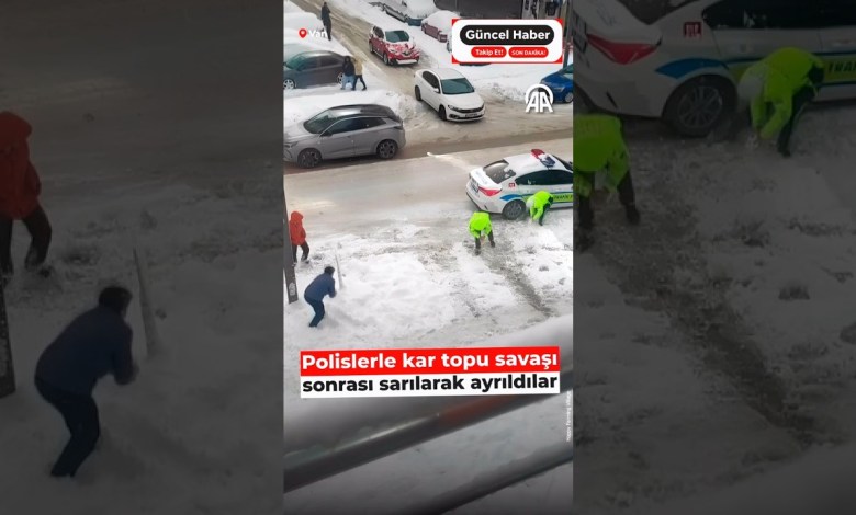 Polislerle kar topu oynadılar, sarılarak ayrıldılar. Polislerle kar topu oynadılar, sarılarak ayrıldılar.