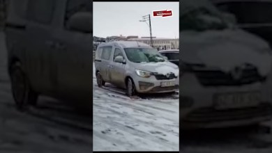 Türkiye’den kar manzaraları… Kayan araç park halindeki aracı devirdi Türkiye’den kar manzaraları… Kayan araç park halindeki aracı devirdi