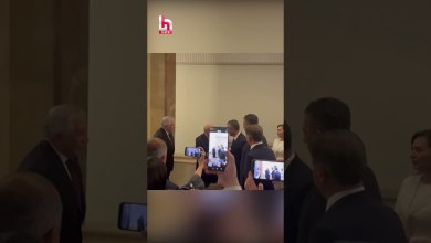 TBMM Başkanı seçiminde oy kullanmak için Meclis’e gelen Bahçeli, kuliste Özgür Özel ile tokalaştı. TBMM Başkanı seçiminde oy kullanmak için Meclis’e gelen Bahçeli, kuliste Özgür Özel ile tokalaştı.