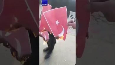 Esed yanlıları Türk bayrağını yaktı, güvenlik güçlerine saldırdı #türkbayrağı #suriye #esed Esed yanlıları Türk bayrağını yaktı, güvenlik güçlerine saldırdı #türkbayrağı #suriye #esed