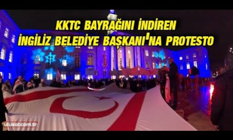 KKTC bayrağını indiren İngiliz Belediye Başkanı Grace Williams protesto edildi KKTC bayrağını indiren İngiliz Belediye Başkanı Grace Williams protesto edildi