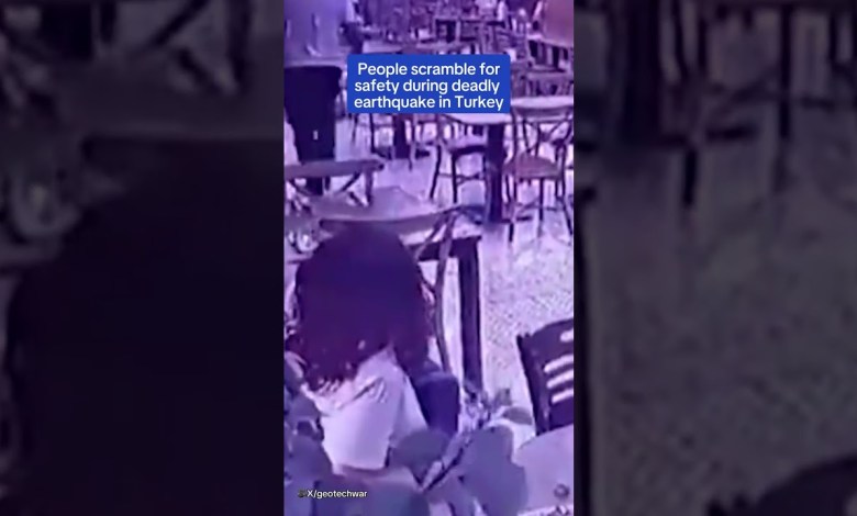 People scramble for safety during earthquake in Turkey People scramble for safety during earthquake in Turkey