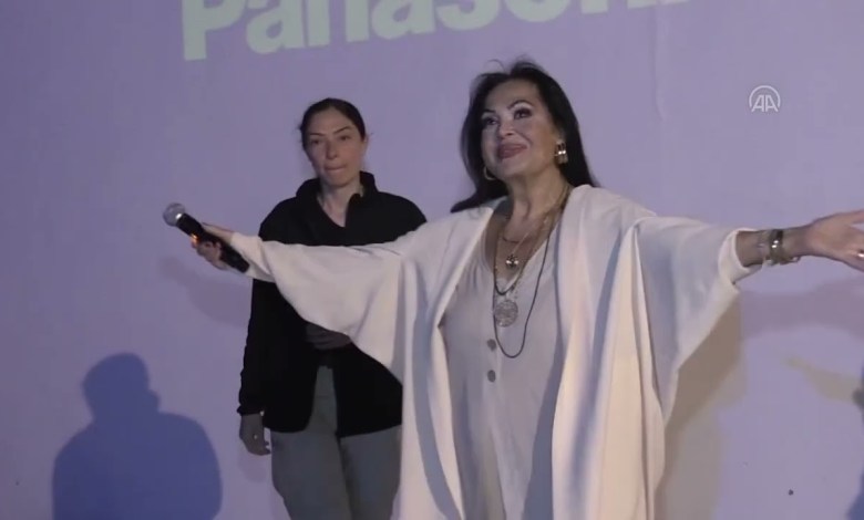 Şoray, the sultan of Yeşilçam, watched the movie he starred in with his fans at an open-air cinema in Mardin. Şoray, the sultan of Yeşilçam, watched the movie he starred in with his fans at an open-air cinema in Mardin.