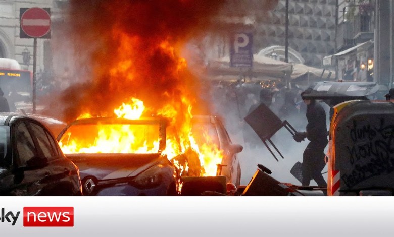 Fußballfans stoßen vor Champions-League-Spiel in Neapel mit der Polizei zusammen Fußballfans stoßen vor Champions-League-Spiel in Neapel mit der Polizei zusammen