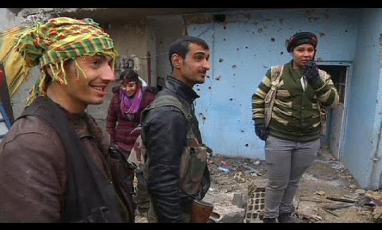 Kobani, which is in ruins, resists ISIS with the support of Peshmerga Kobani, which is in ruins, resists ISIS with the support of Peshmerga