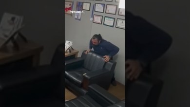 Turkish man performs Heimlich manoeuvre on himself while choking Turkish man performs Heimlich manoeuvre on himself while choking