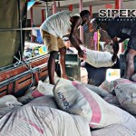 Warga Kampung Tanah Rubuh Antusias Bantu Angkut Semen untuk TMMD Ke-128 Kodim 1801/Manokwari Warga Kampung Tanah Rubuh Antusias Bantu Angkut Semen untuk TMMD Ke-128 Kodim 1801/Manokwari