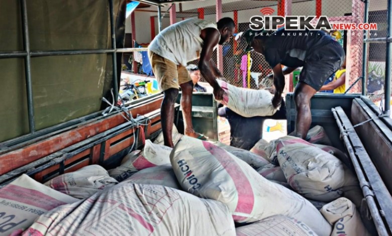 Warga Kampung Tanah Rubuh Antusias Bantu Angkut Semen untuk TMMD Ke-128 Kodim 1801/Manokwari Warga Kampung Tanah Rubuh Antusias Bantu Angkut Semen untuk TMMD Ke-128 Kodim 1801/Manokwari