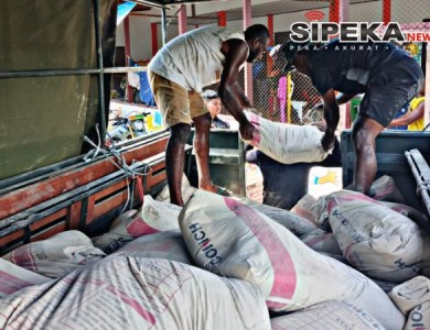 Warga Kampung Tanah Rubuh Antusias Bantu Angkut Semen untuk TMMD Ke-128 Kodim 1801/Manokwari Warga Kampung Tanah Rubuh Antusias Bantu Angkut Semen untuk TMMD Ke-128 Kodim 1801/Manokwari