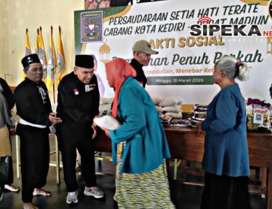 PSHT Cabang Kota Kediri Pusat Madiun Bagikan 218 Paket Zakat kepada Warga Kurang Mampu PSHT Cabang Kota Kediri Pusat Madiun Bagikan 218 Paket Zakat kepada Warga Kurang Mampu