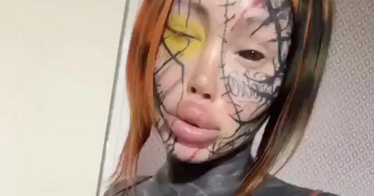 手术成瘾的模型留着眼睛粘着眼睛,因为纹身是可怕的错误 手术成瘾的模型留着眼睛粘着眼睛,因为纹身是可怕的错误