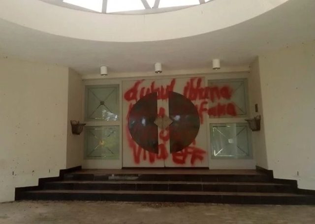 This farmhouse door, painted with "Dubul' ibhunu, kill the boer, kill the farmer, Viva EFF" a week before a brutal attack, stands as a haunting symbol of targeted persecution against South Africa’s white farmers. This farmhouse door, painted with "Dubul' ibhunu, kill the boer, kill the farmer, Viva EFF" a week before a brutal attack, stands as a haunting symbol of targeted persecution against South Africa’s white farmers.