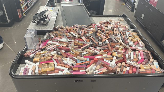 A massive haul of over ,000 in stolen makeup, recovered by authorities from a shoplifting ring at King Soopers stores in Centennial and Highlands Ranch, sits on display at the checkout counter. (Photo: Arapahoe Sheriff’s Office, June 23, 2025) A massive haul of over ,000 in stolen makeup, recovered by authorities from a shoplifting ring at King Soopers stores in Centennial and Highlands Ranch, sits on display at the checkout counter. (Photo: Arapahoe Sheriff’s Office, June 23, 2025)