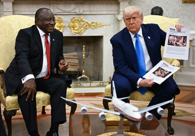 Ramaphosa smiling while President Trump holds up printouts of articles about murdered white minorities in South Africa. Ramaphosa smiling while President Trump holds up printouts of articles about murdered white minorities in South Africa.