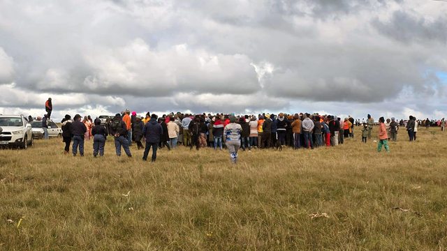 Residents erect poles on Makana’s R67 land, defying zoning laws in a bold bid for housing. Residents erect poles on Makana’s R67 land, defying zoning laws in a bold bid for housing.