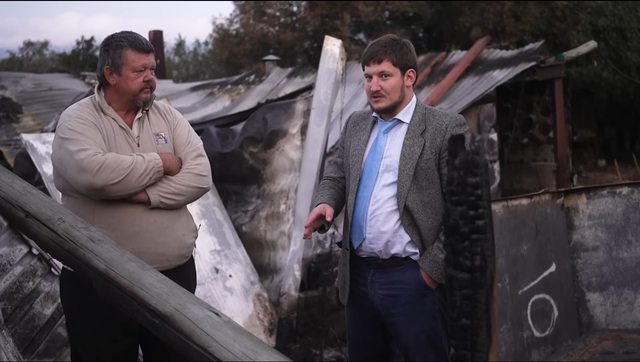 Karel Potgieter with Willem Petzer in front of the burnt down farmhouse. Karel Potgieter with Willem Petzer in front of the burnt down farmhouse.