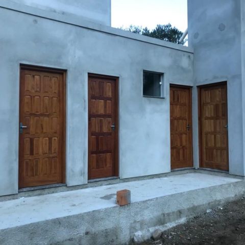 Instalação das portas do primeiro piso Instalação das portas do primeiro piso
