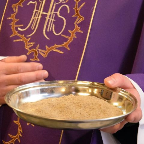 Modificado o rito de imposição das Cinzas em tempo de pandemia Modificado o rito de imposição das Cinzas em tempo de pandemia