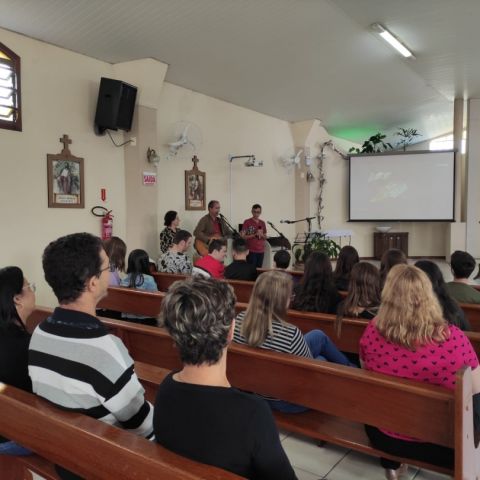 Abbá Pai conduz retiro para crismandos Abbá Pai conduz retiro para crismandos