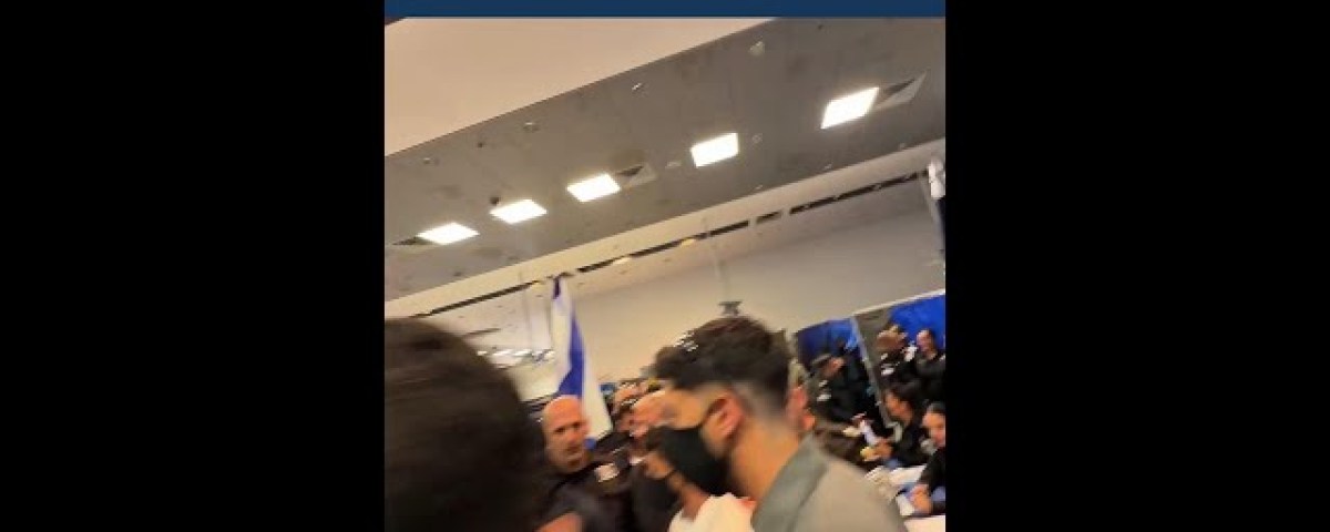 Les images des membres de la flottille humiliés en Israël déclenchent un incident diplomatique Les images des membres de la flottille humiliés en Israël déclenchent un incident diplomatique