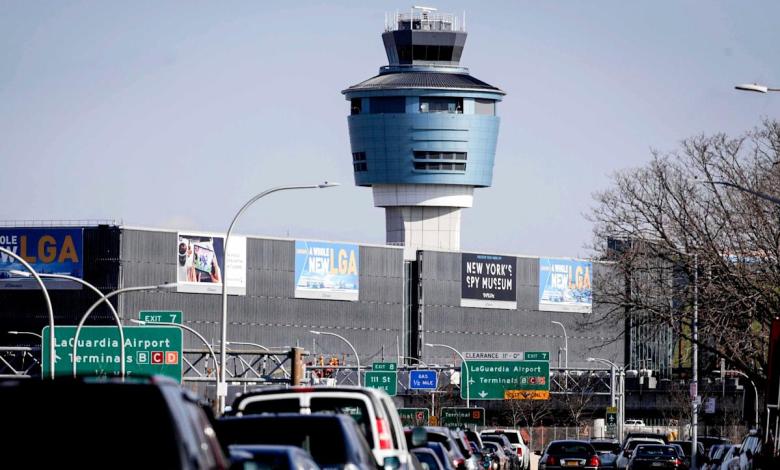 Passenger planes must be suspended to avoid runway collisions at LaGuardia Airport in New York Passenger planes must be suspended to avoid runway collisions at LaGuardia Airport in New York