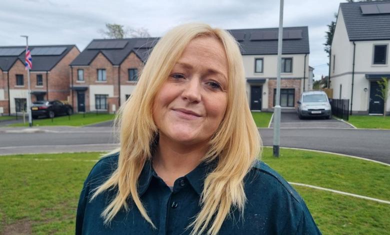Some families “feel unsafe” after the group puts the flagpole on the lamp post Some families “feel unsafe” after the group puts the flagpole on the lamp post