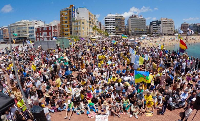 Supporting the summer crowds, thousands of protests against Spain’s popular Canary Islands Supporting the summer crowds, thousands of protests against Spain’s popular Canary Islands