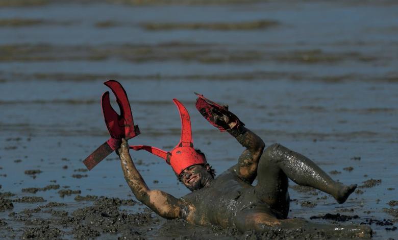 Muddy Carnival Revellers are a weird sight in sleepy Brazilian town Muddy Carnival Revellers are a weird sight in sleepy Brazilian town