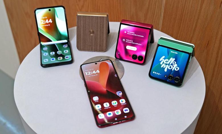 Motorola mysteriously delays new Razr phones, but only for certain carriers Motorola mysteriously delays new Razr phones, but only for certain carriers