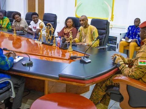 Le Capitaine Ibrahim Traoré reçoit les lauréats burkinabè de la 29e édition du FESPACO Le Capitaine Ibrahim Traoré reçoit les lauréats burkinabè de la 29e édition du FESPACO