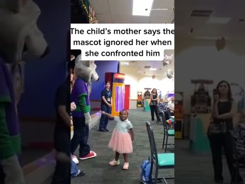Video Shows #ChuckECheese Mascot Appearing To Ignore Black Child Video Shows #ChuckECheese Mascot Appearing To Ignore Black Child