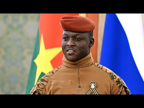 Burkina Faso : Traoré reçoit sa carte d’identité biométrique de l’AES Burkina Faso : Traoré reçoit sa carte d’identité biométrique de l’AES