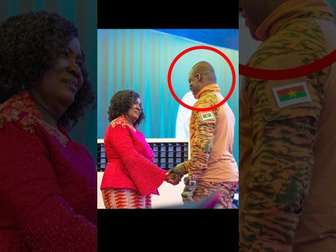 Président Ibrahim Traoré retire BÉRET pour saluer la VP du Ghana! Président Ibrahim Traoré retire BÉRET pour saluer la VP du Ghana!