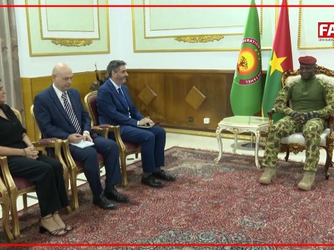 Le Capitaine Ibrahim Traoré reçoit l’Ambassadeur de l’Union européenne en fin de mission Le Capitaine Ibrahim Traoré reçoit l’Ambassadeur de l’Union européenne en fin de mission