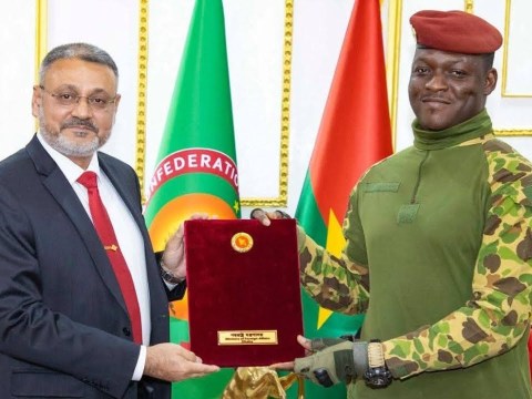 Burkina Faso : Le Capitaine Ibrahim Traoré reçoit les lettres de créance de 8 nouveaux ambassadeurs Burkina Faso : Le Capitaine Ibrahim Traoré reçoit les lettres de créance de 8 nouveaux ambassadeurs