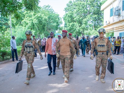 Burkina Faso: le président Ibrahim Traoré réconforte le personnel de la RTB Burkina Faso: le président Ibrahim Traoré réconforte le personnel de la RTB